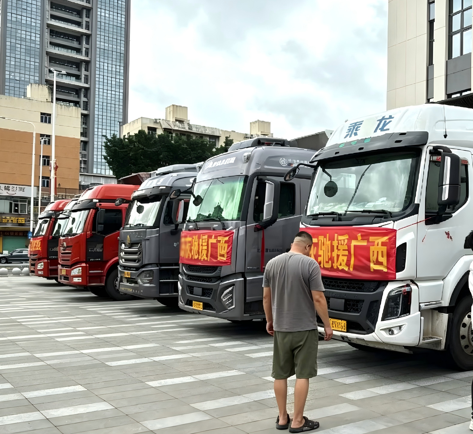 深夜接力 为爱“放行” ——西乡街道河西社区快速协调装载场地,助跨区救援企业物资驰援广西