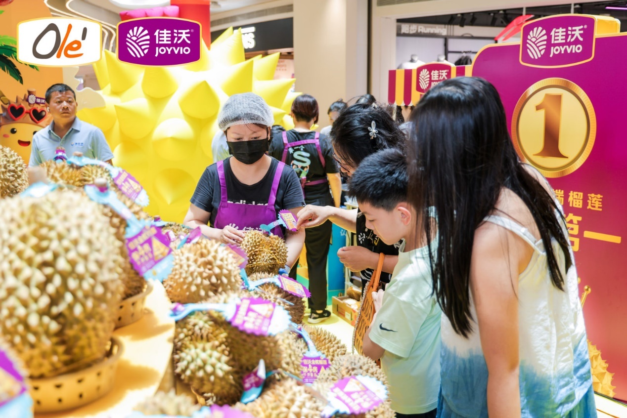 图：佳沃榴莲吸引众多消费者选购