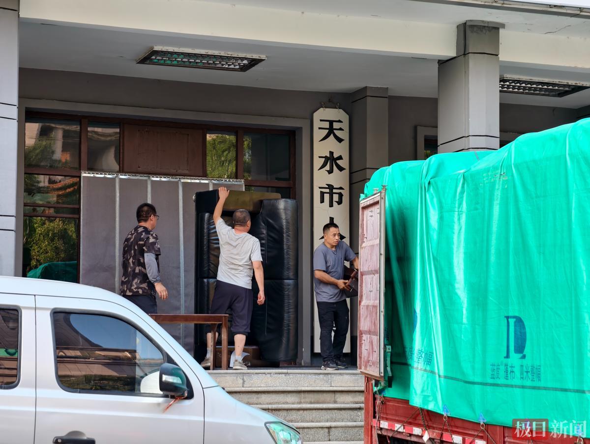 60多岁市政府大楼退休尚无拆除规划市民拍照留念(图4)