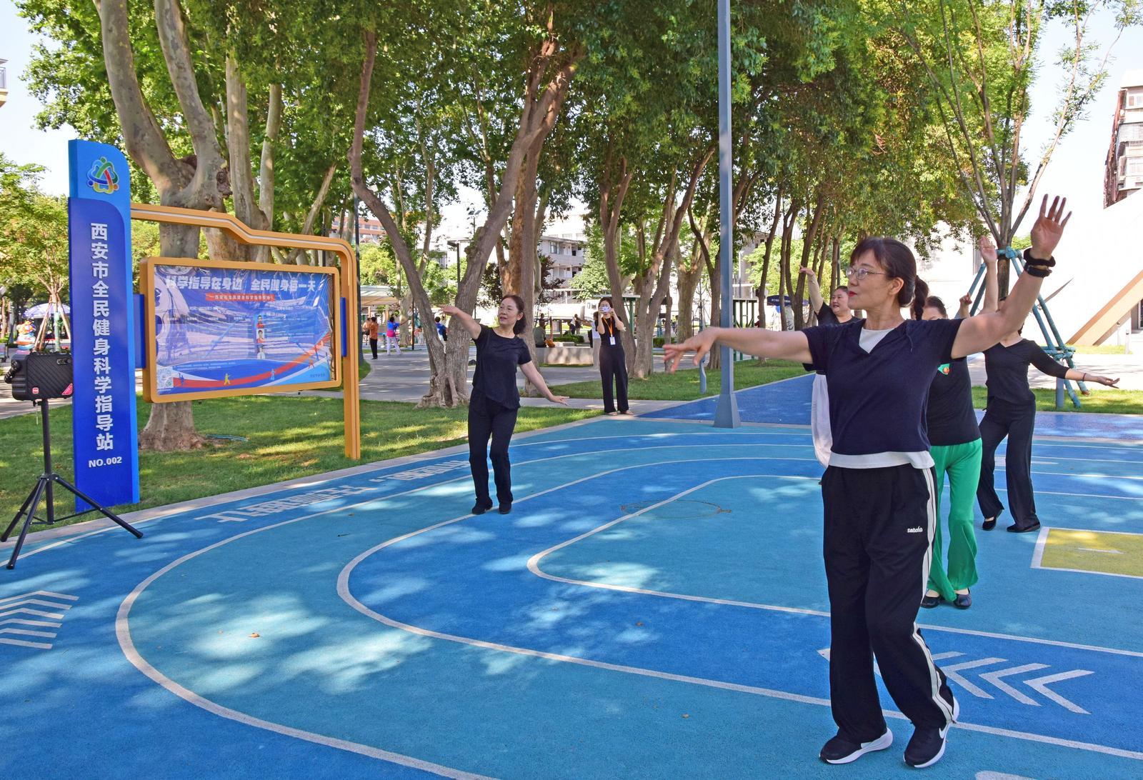 西安市人民体育场全民健身科学指导站的广场舞排练