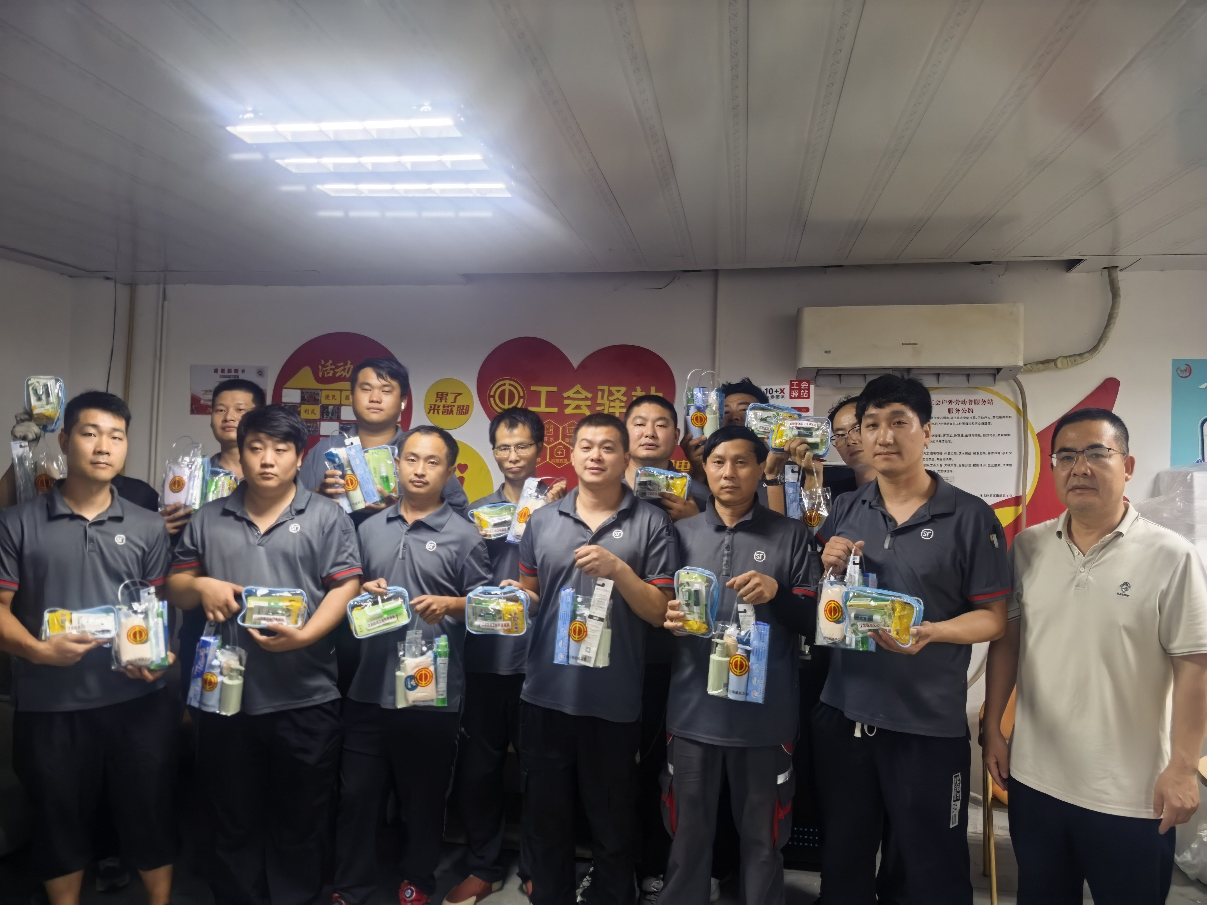 酷暑送清凉 防线双筑牢!宁波江北前江街道高温慰问同步部署防台风工作