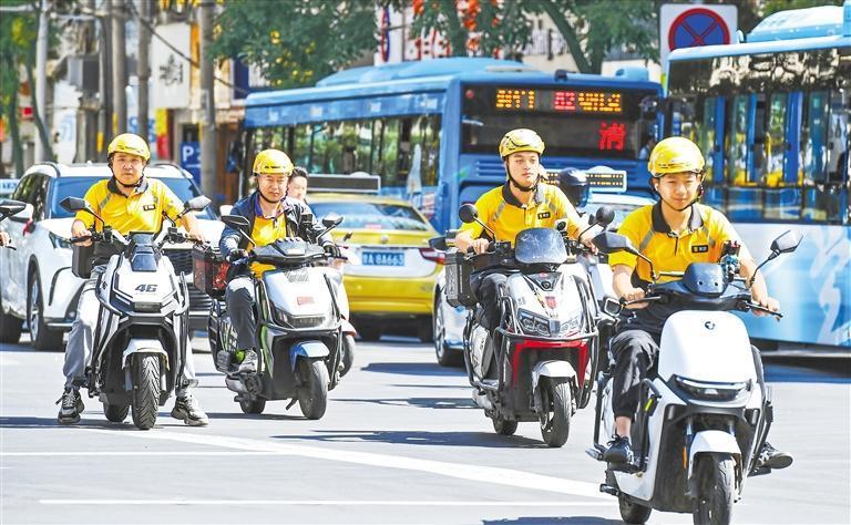骑手穿梭于大街小巷配送外卖　新甘肃&middot;甘肃日报记者　裴强