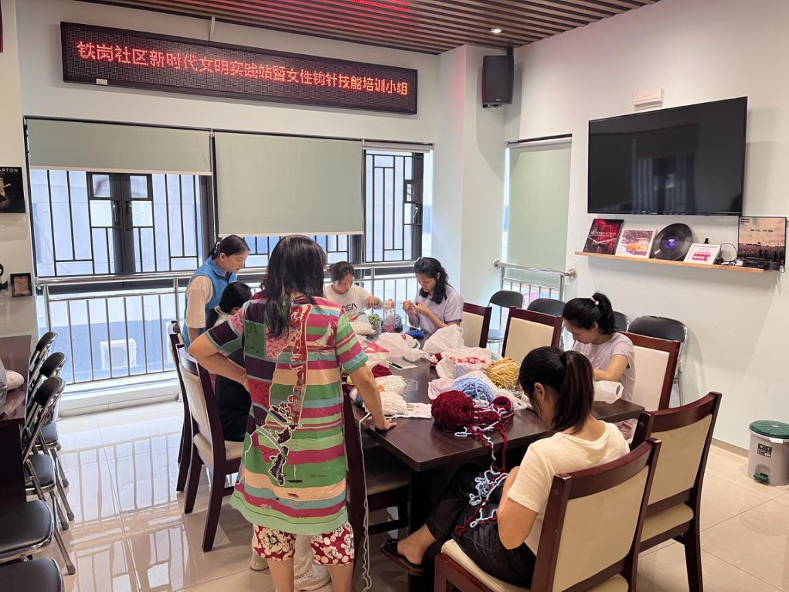 巧手绽芳华 针脚暖邻里 西乡街道铁岗社区新时代文明实践站钩针培训圆满落幕