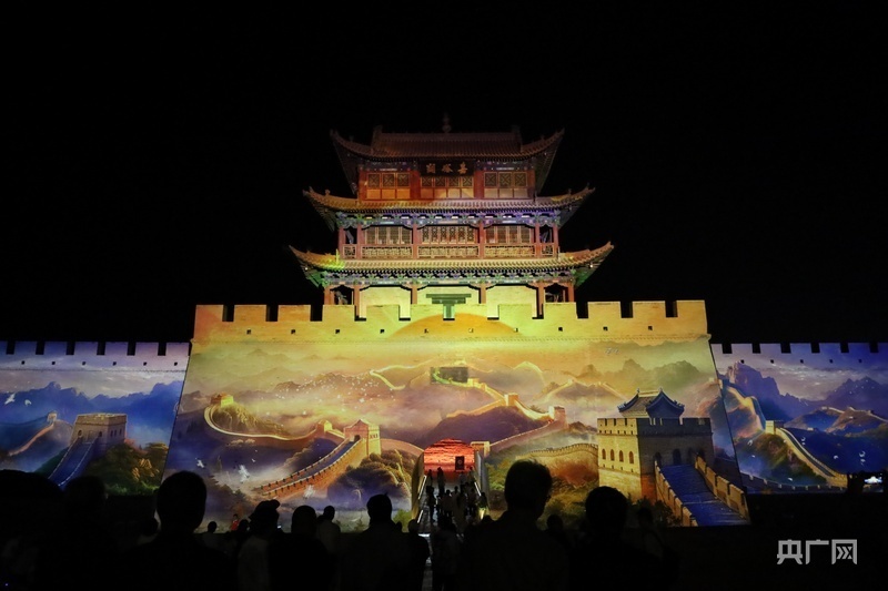 夜游灯光剧《天下嘉峪关》(央广网记者 魏晋雪 摄)