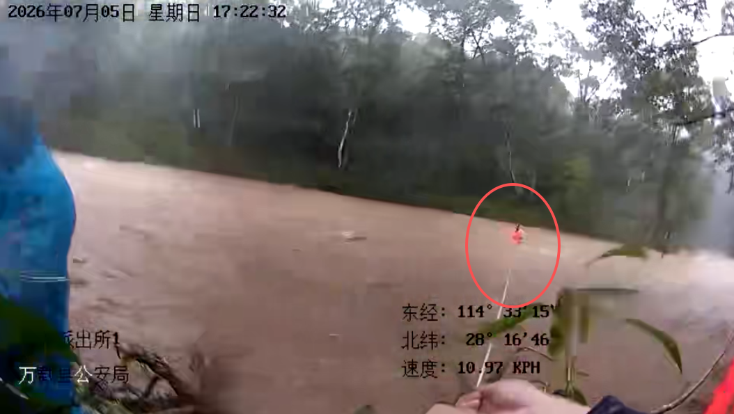 突降暴雨致群众被困河道中间 万载公安紧急救援