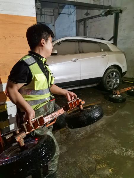 抢险这两天两夜里,董凤宾几乎没有合眼,始终奔波在救援一线。一边深入受灾点位,细致完成现场查勘、损失登记、快速定损,耐心安抚焦急的客户;一边多方联络协调救援资源,前后成功联系调度拖车10台,持续推进车辆拖移作业,打通抢险救援绿色通道。雨水浸透衣衫,疲惫席卷全身,但他始终没有停下脚步,白天涉水勘察现场,夜间对接救援、整理定损材料,连短暂休息都顾不上。“客户的损失早点确定,心里就能早点踏实。”这是董凤宾常说的一句话。面对严峻汛情,他舍小家顾大家,不计个人得失,连续高强度作战,用实际行动践行保险理赔人员的责任使命。