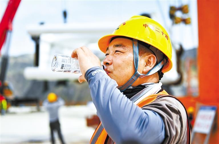 兰永临高速公路永靖段洮河特大桥施工现场，施工人员喝水降温。新甘肃&middot;甘肃日报记者　马伊星