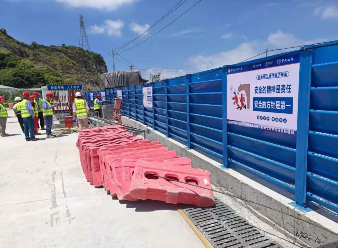 石浦港海底隧道施工现场进行轻小物料收纳串联固定.jpg