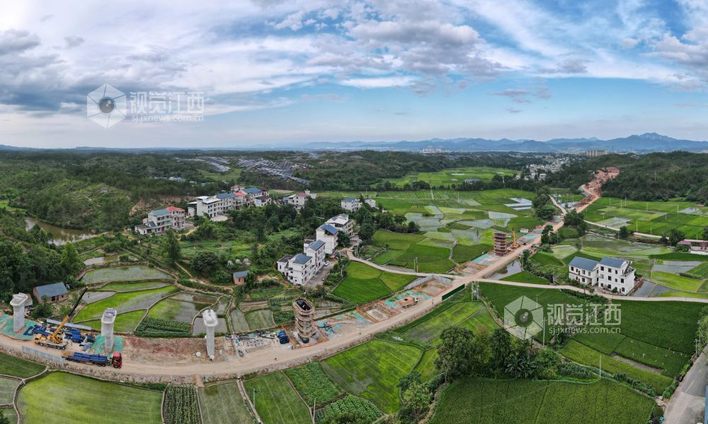 2026年7月6日，长赣高铁江西省遂川段施工现场机器轰鸣，江西交工集团施工人员抢抓工期，同步开展桩基施工、墩身钢筋绑扎及混凝土浇筑作业。