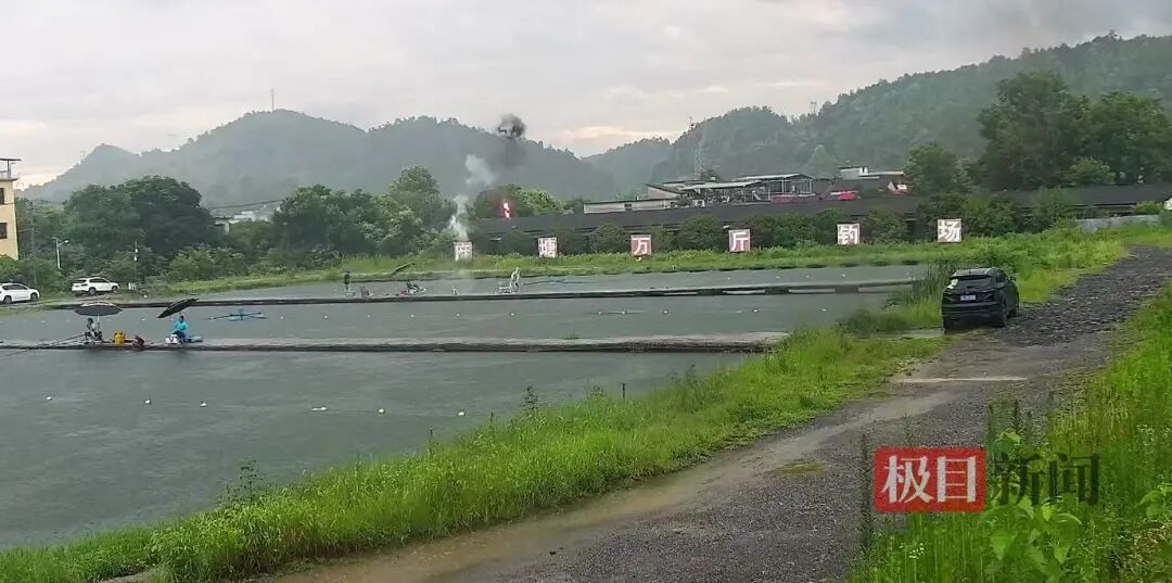 闪电击中钓鱼者瞬间