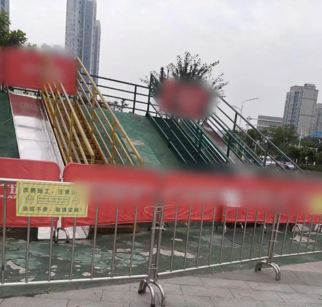 安徽蚌埠2岁女童坐滑梯夹断小拇指，辗转三地接指，商场回应