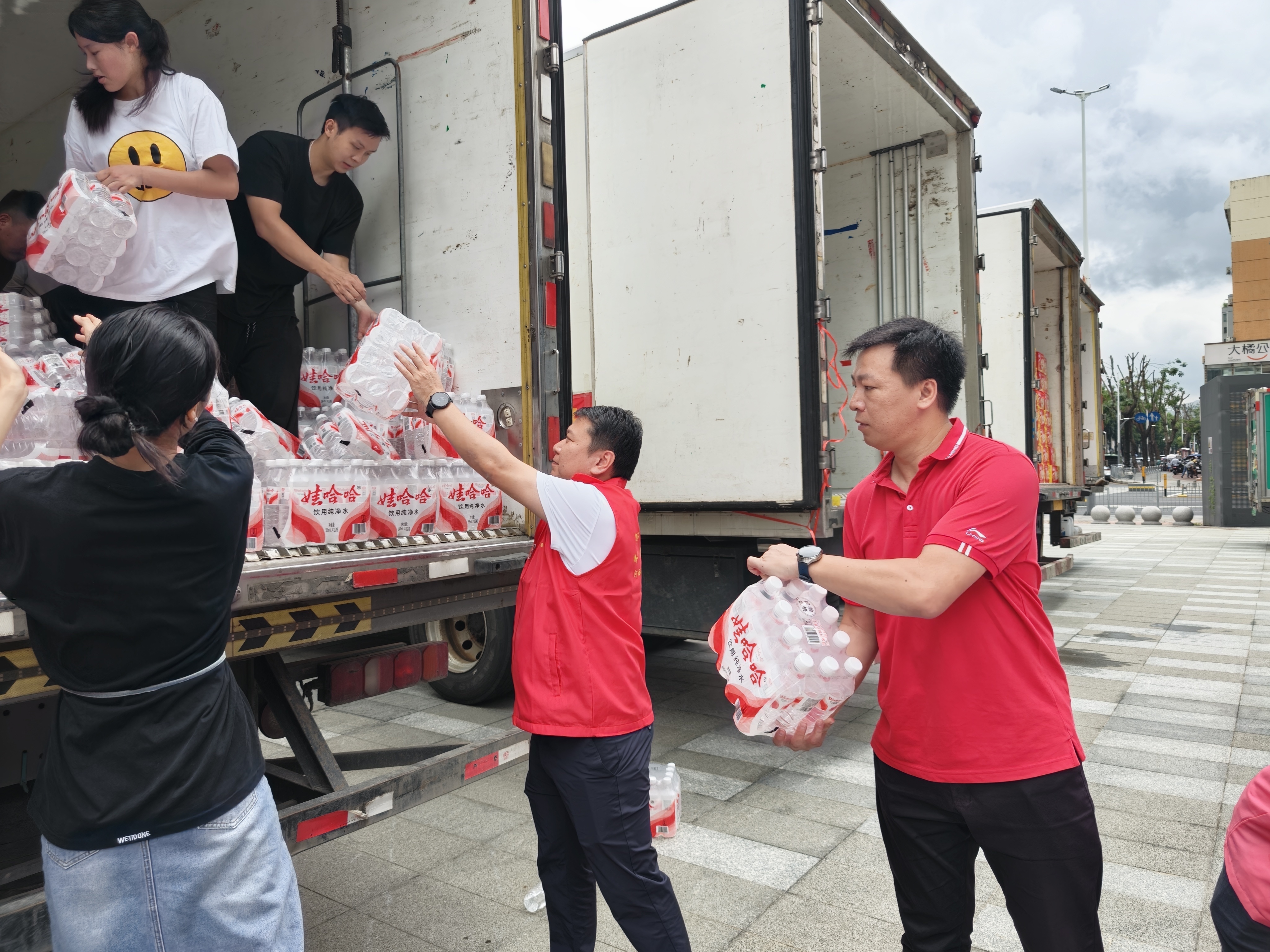 深夜接力 为爱“放行” ——西乡街道河西社区快速协调装载场地,助跨区救援企业物资驰援广西