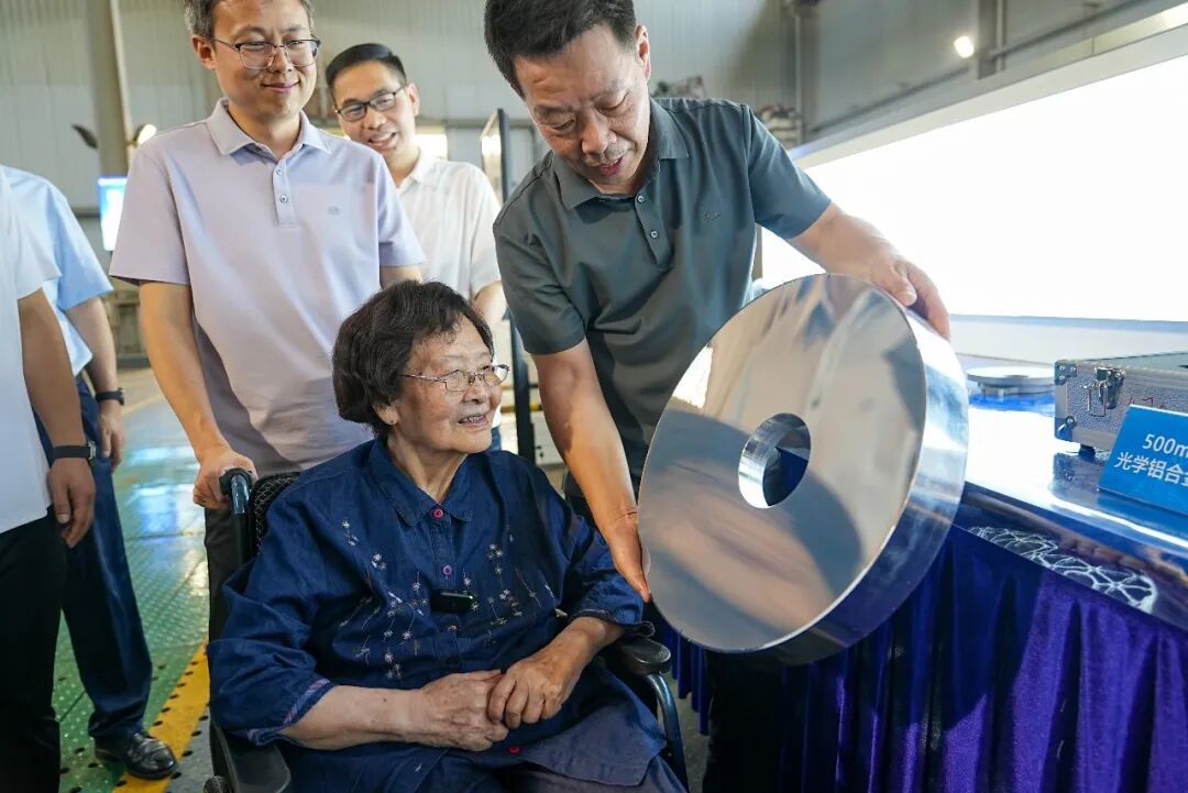 6月15日,中南大学极端服役性能精准制造全国重点实验室,钟掘院士在查看500mm口径光学铝合金反射镜。 湖南日报全媒体记者 傅聪 摄