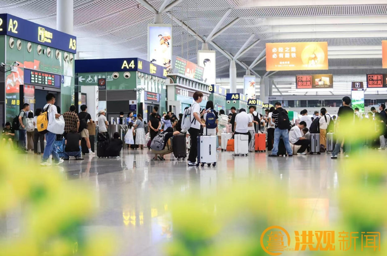 南昌西站迎来暑运客流出行高峰（图）
