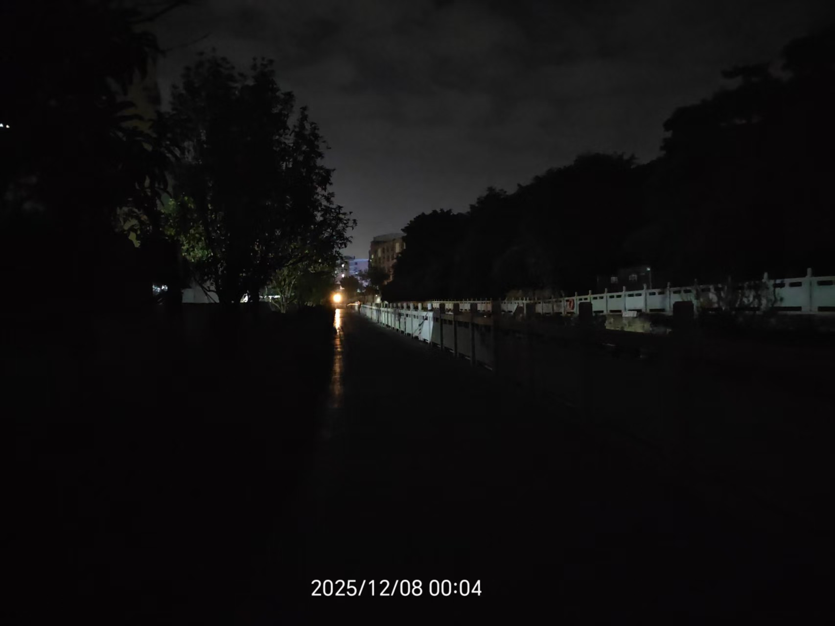 小路灯点亮平安路 西乡街道铁岗社区民生微实事办好群众心头事