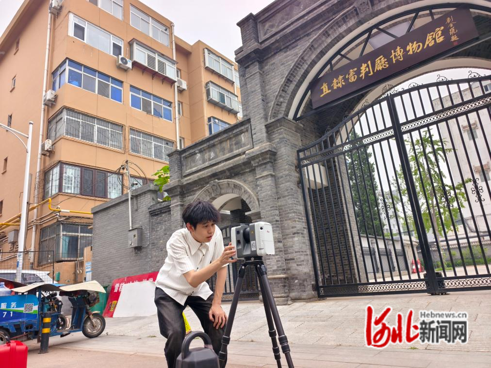 志愿者正在为红色建筑进行数字测绘。