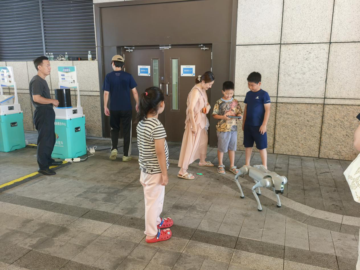 当数学遇上AI机器狗 西乡街道劳动社区“户外移动科学课堂”火热开课