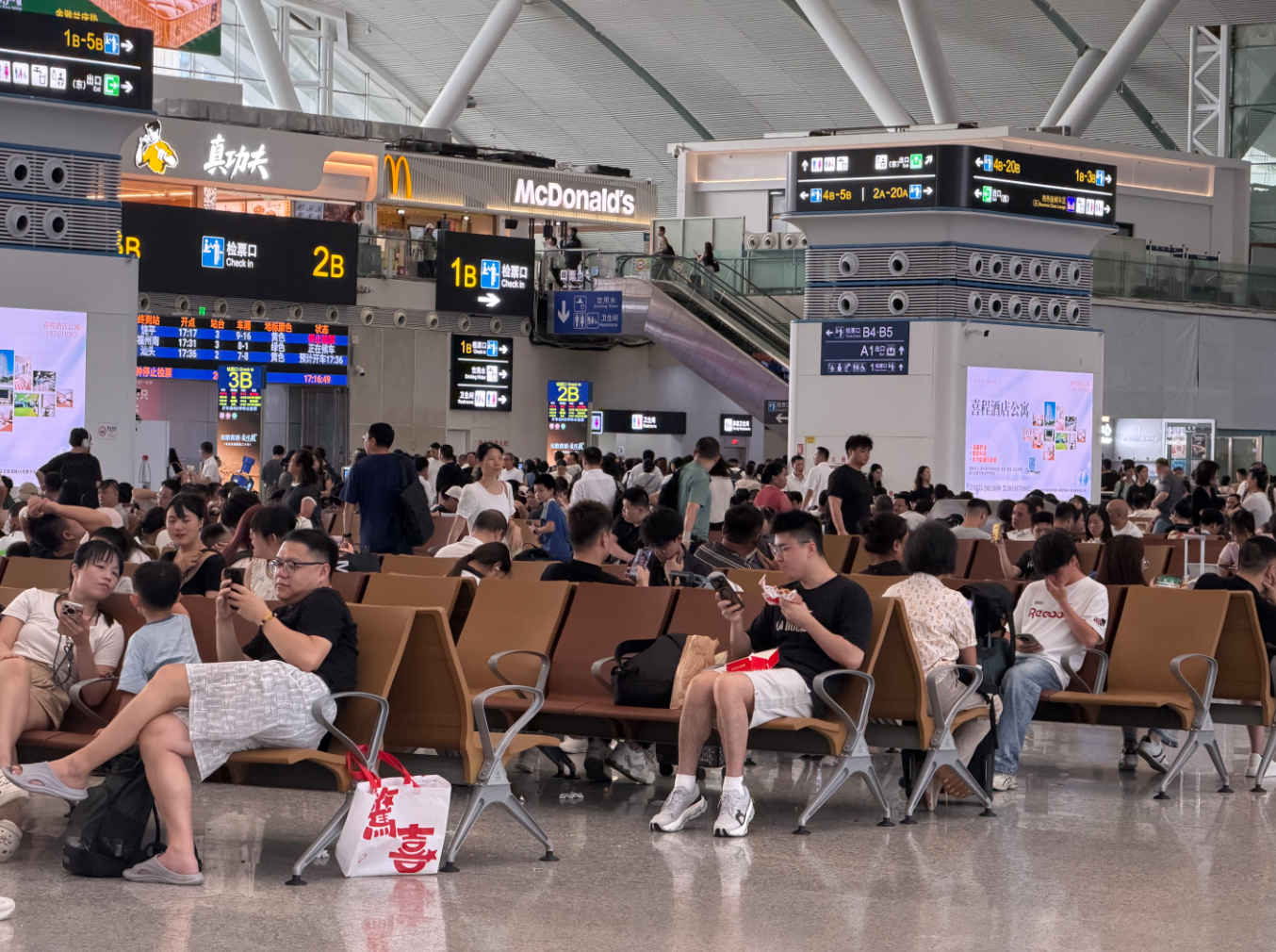 暑运前十天深圳铁路发送旅客243.67万人次