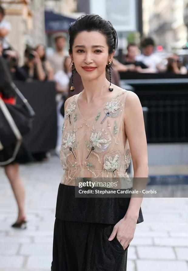 搜狐娱乐讯 近日，李冰冰海外活动现场生图释出，她身着裸色钉珠上衣搭配黑色阔腿裤，53岁状态依旧能打，沉稳从容舒展大气，生图表现十分亮眼。