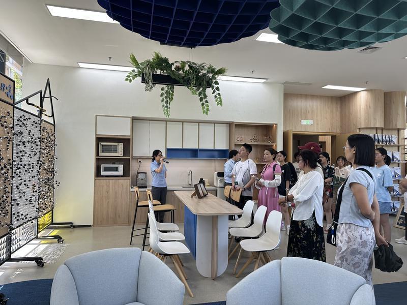 学校老师为来访家长和学生介绍秦岭特色课程中心。(首席记者程静摄影)