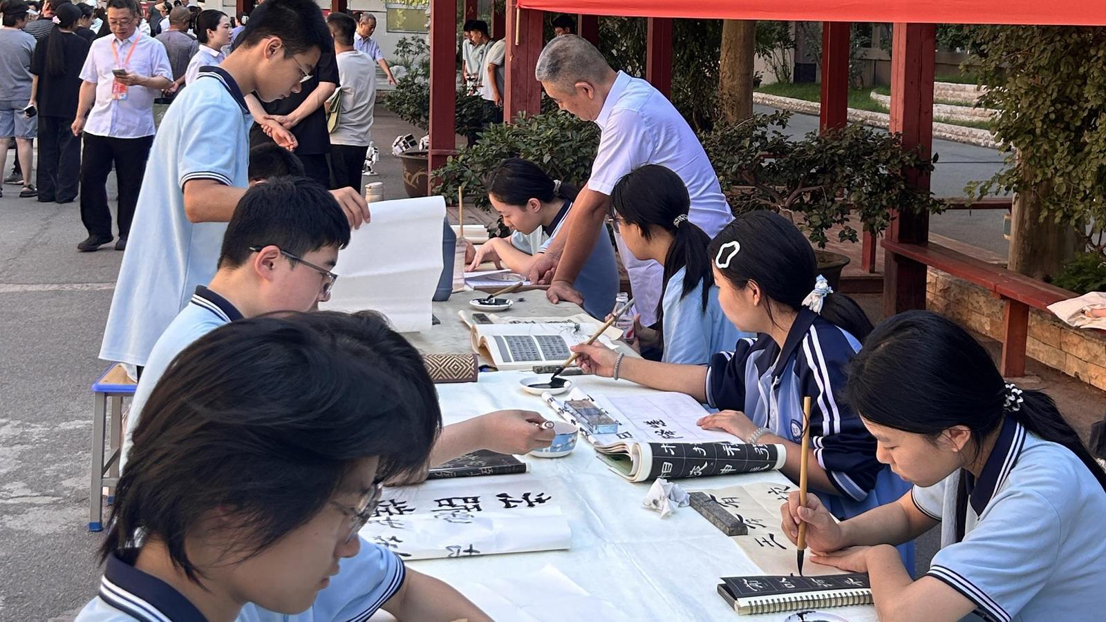 远东一中校园开放日精彩社团展示。(学校供图)