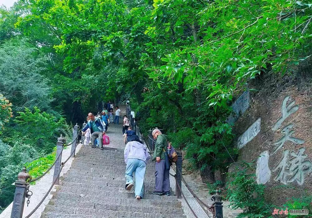 图为游客登上崆峒山上天梯景点.jpg