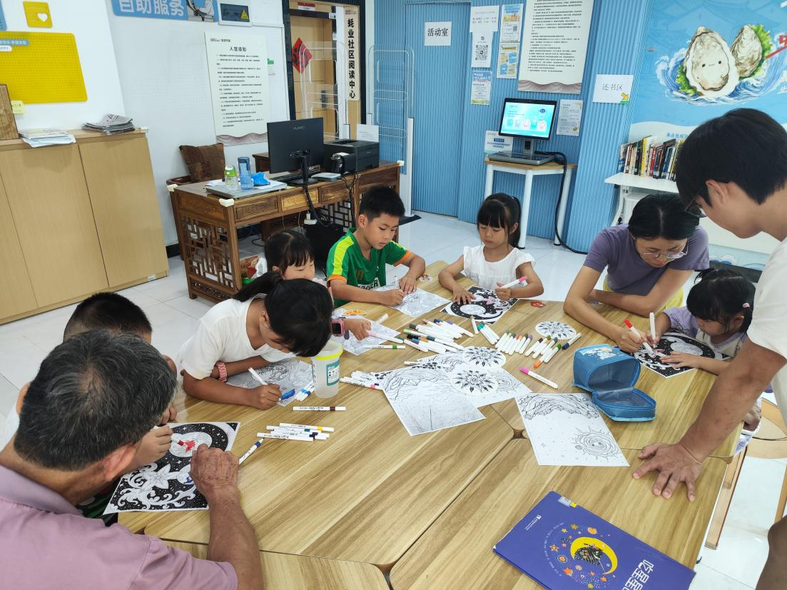 现场涂鸦活动:孩子们纷纷涂上自己喜欢的颜色