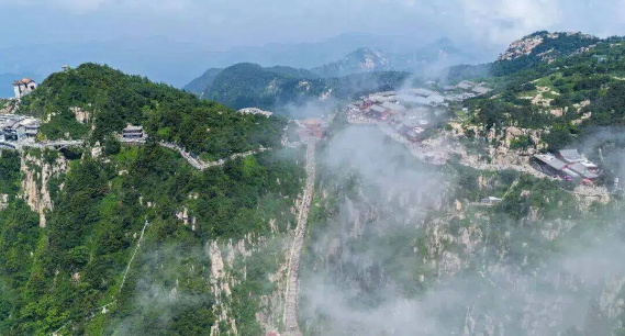 雨润东岳 云雾漫山