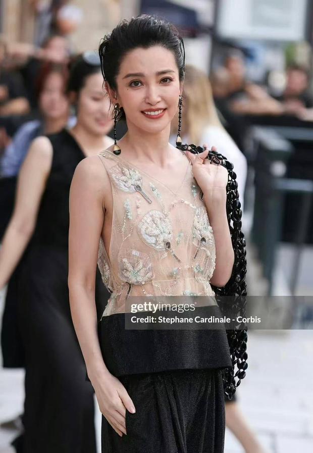 李冰冰明媚大方。