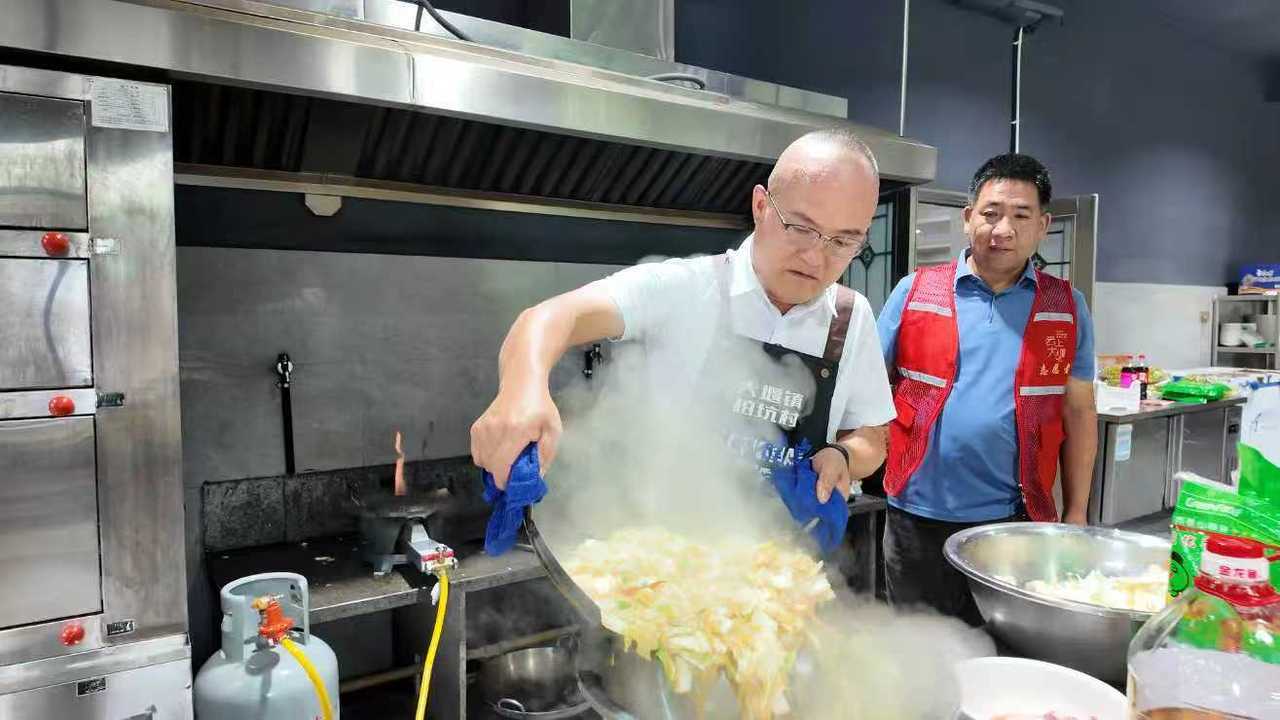 四菜一汤，村书记下厨为转移安置工人烹制暖心餐