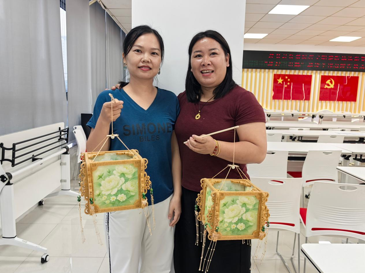 西乡街道径贝社区开展中式灯笼非遗手作活动