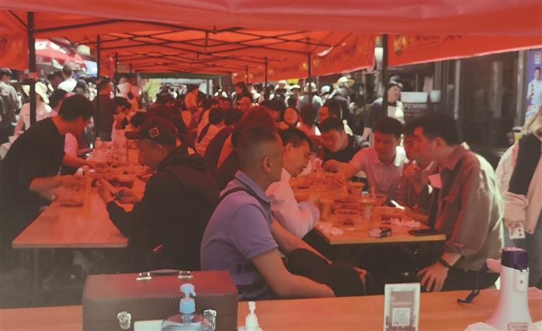 夏日街巷，市民在凉棚下享受粗粮美食