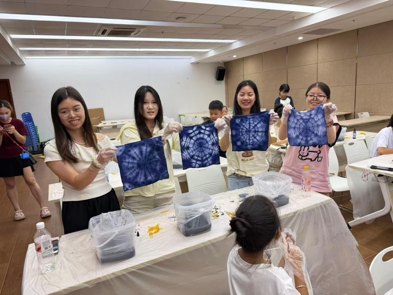 布里生蓝韵 非遗入社区——乐群社区扎染体验活动让千年古艺焕发新生