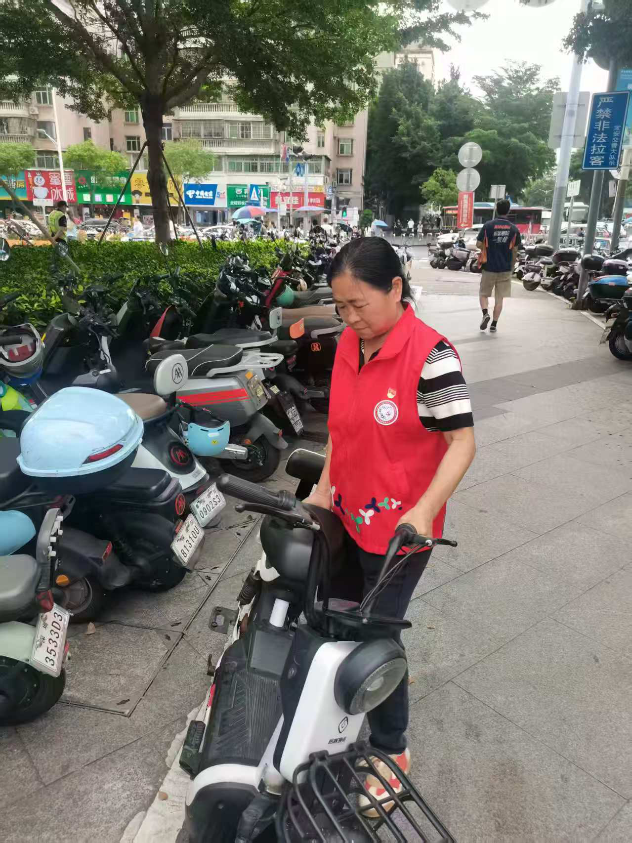 巾帼先锋丁育吾:六旬志愿者守护宝安交通文明