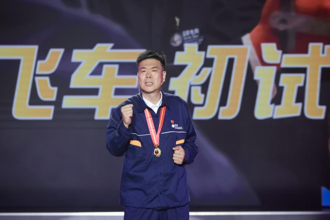 &nbsp; 下半场，3位老兵接续登台。国网盘锦供电公司输电工区带电作业班班长陈志恒，以《人生没有撤回键》为题，讲述了自己扎根电力一线、刻苦钻研业务、守护万家灯火，从普通战士成长为全国劳模的奋斗故事。他的一句“线路通了，心就亮了”，道出了一名退役军人对岗位的深情与担当。