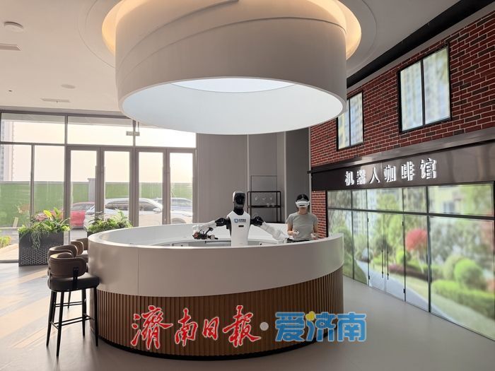 在恒元智启·山东具身智能产业基地,技术人员对机器人进行咖啡抓取训练