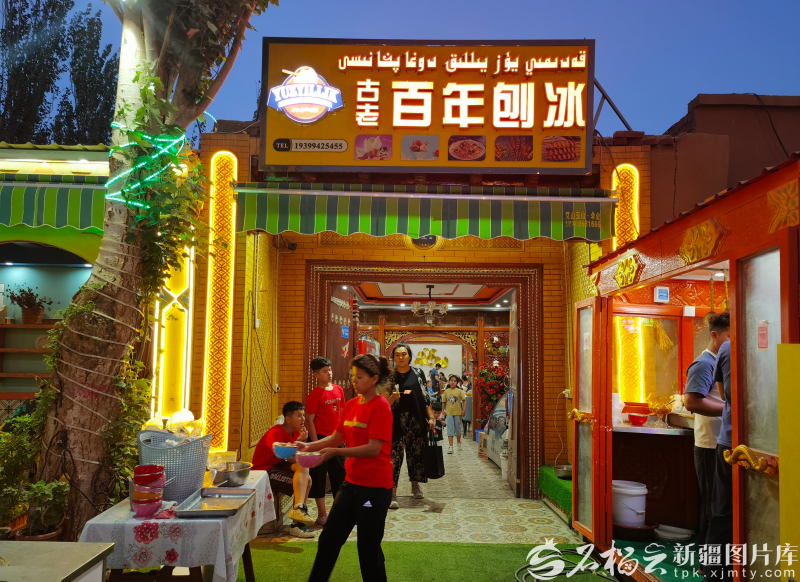 阿图什市松他克镇阿孜汗无花果民俗文化旅游景区夜市，刨冰店内生意红火（资料图）。石榴云/新疆日报记者 陈疆林摄