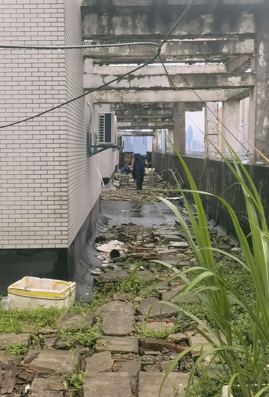 居民从楼顶穿行