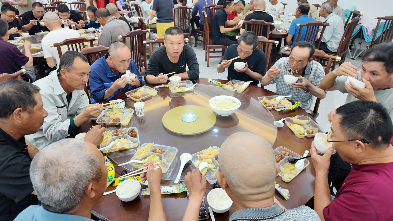 四菜一汤，村书记下厨为转移安置工人烹制暖心餐