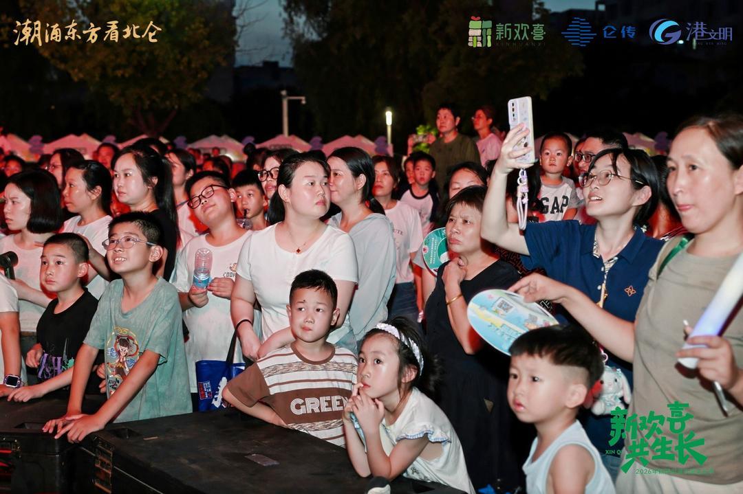 现场参与的市民们