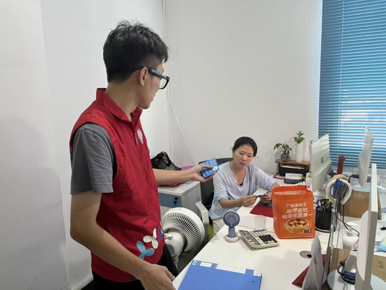 龙珠社区深入宣传用工法规 筑牢和谐劳动关系防线
