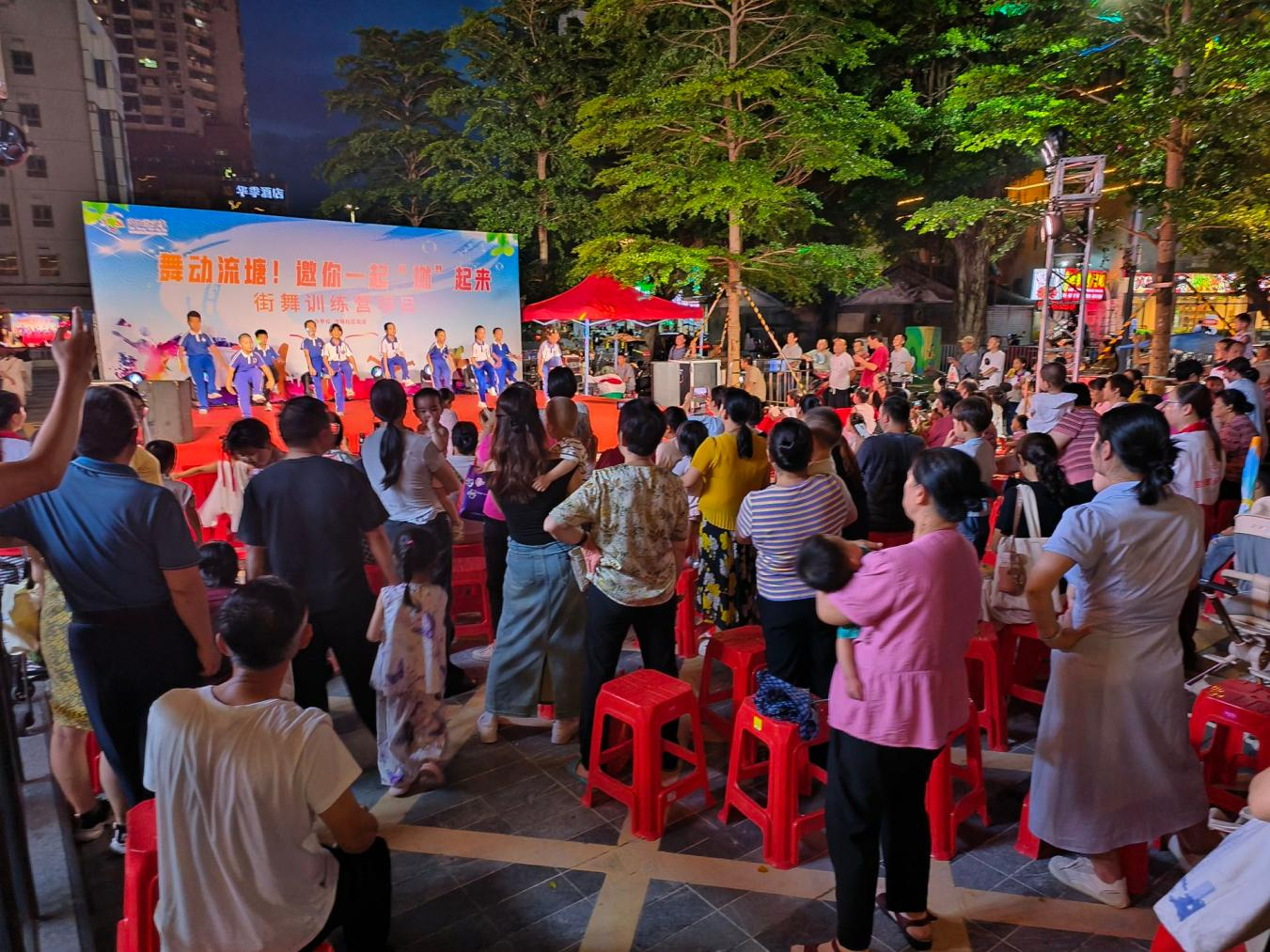 非遗潮韵 舞动流塘!流塘社区街舞展演点燃全民健身热