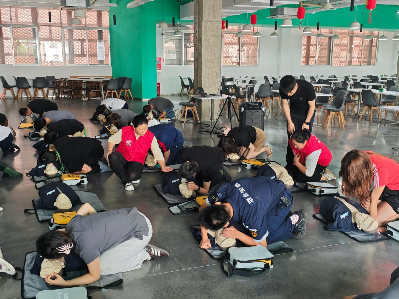 安全赋能企业 流塘社区联动麦克韦尔流塘分公司开展AED急救专项培训