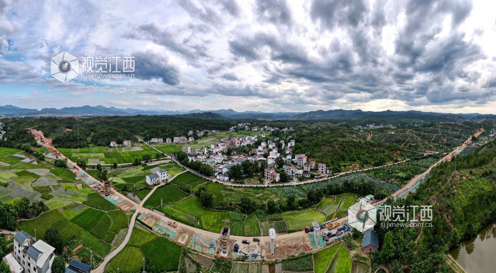2026年7月6日，长赣高铁江西省遂川段施工现场机器轰鸣，江西交工集团施工人员抢抓工期，同步开展桩基施工、墩身钢筋绑扎及混凝土浇筑作业。