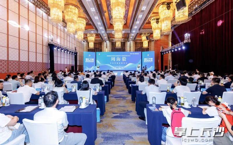 开福区向国防科大校友英才广发“英雄帖”：来开福，开创新的幸福。 均为长沙晚报全媒体记者 李卓 摄