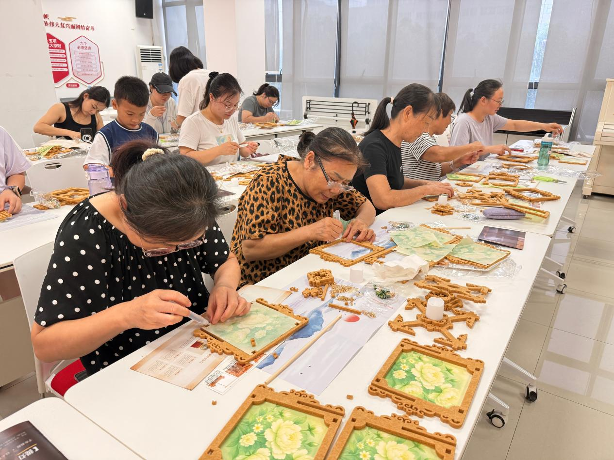 西乡街道径贝社区开展中式灯笼非遗手作活动