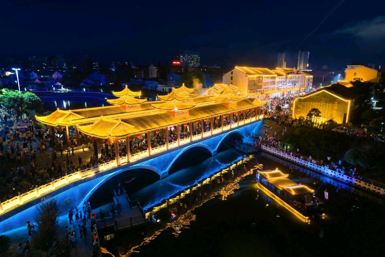 夜晚的落雁桥流光溢彩(刘应阶 摄)