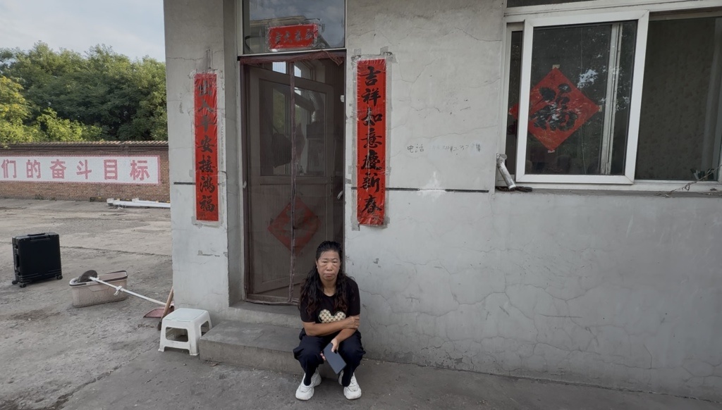 7月1日,张爱平回到曾工作过的场所,坐在门卫室门口。 本文图片均为 澎湃新闻记者 段彦超 拍摄