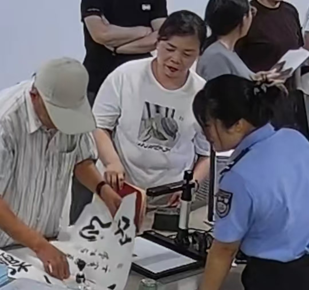 安徽88岁大爷手书“不忘初心”送至窗口工作人员，网友热议