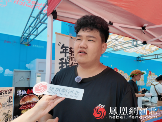 与尔餐吧店员李子俊介绍特色汉堡“邯堡”